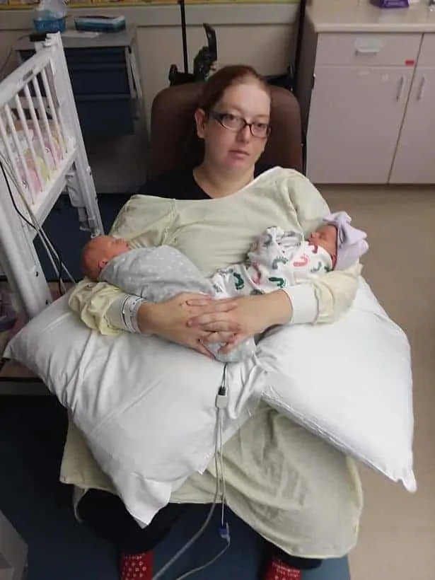 Mãe com dois dos bebês após o parto