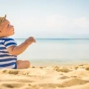 Confira dicas para levar os bebês para praia