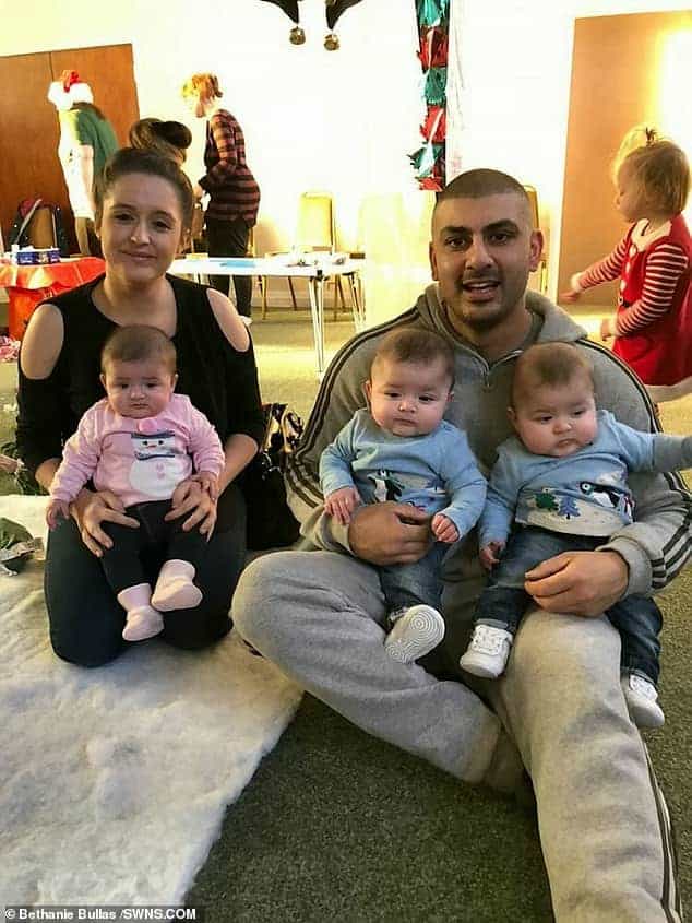 Bethanie com o marido e seus três bebês 
