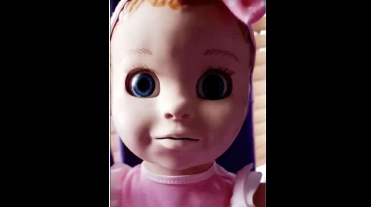 placard Deviation comedy Mãe flagra a boneca da filha em momento assustador: "filme de terror"