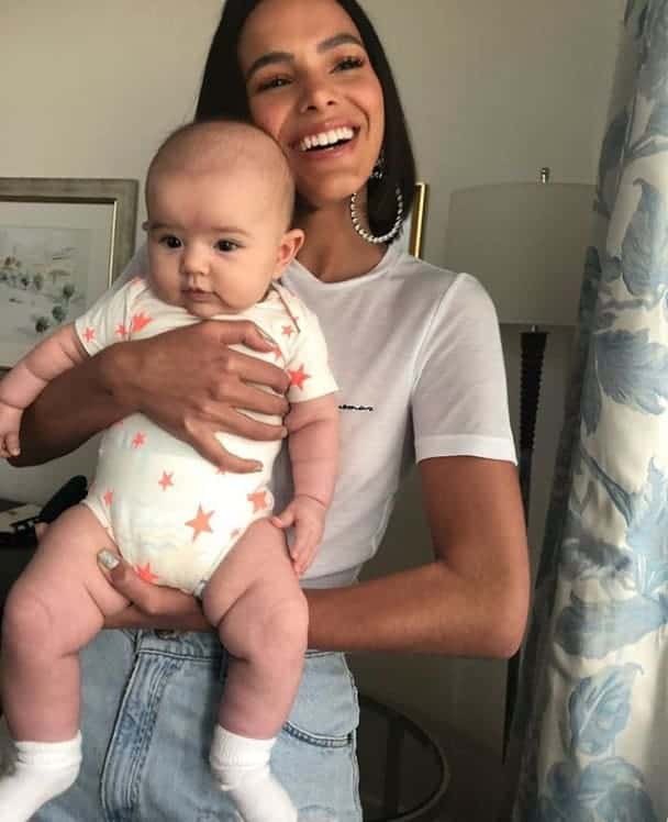 Foto publicada da bebê Zoe com a atriz Bruna Marquezine