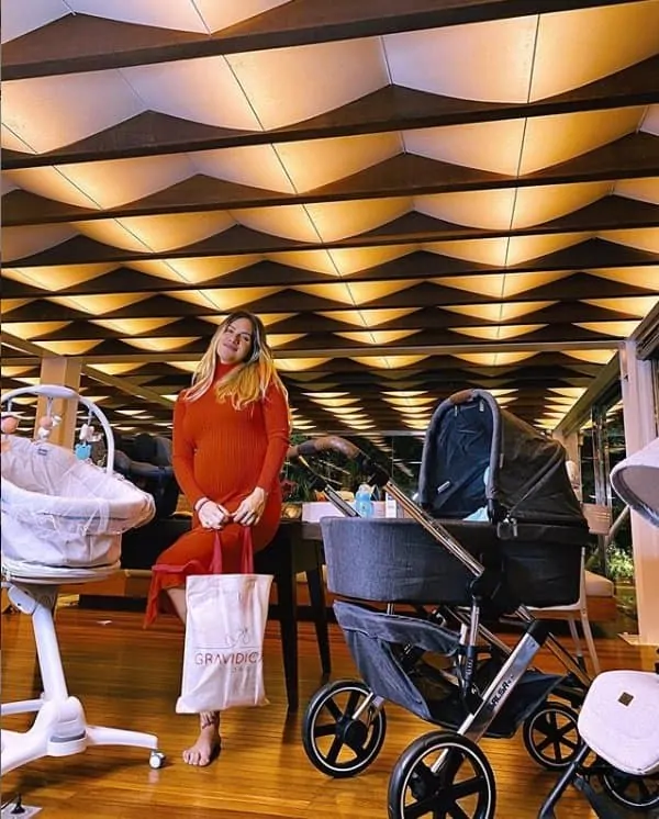 Giovanna Ewbank com enxoval de bebê em foto de Bruno Gagliasso