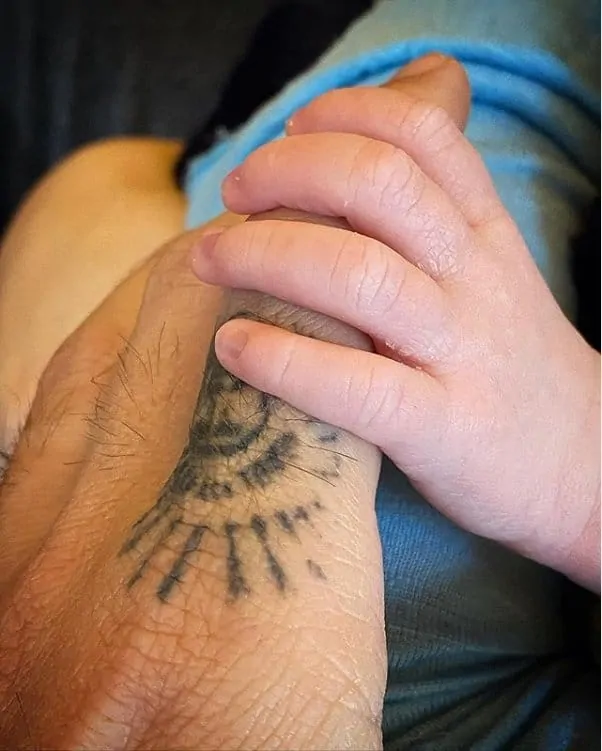 Bruno Gagliasso com o filho recém-nascido de mãos dadas