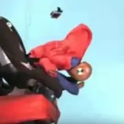 Deixar o bebê com casaco na cadeira para auto é muito perigoso