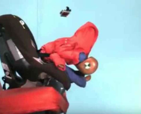 Deixar o bebê com casaco na cadeira para auto é muito perigoso