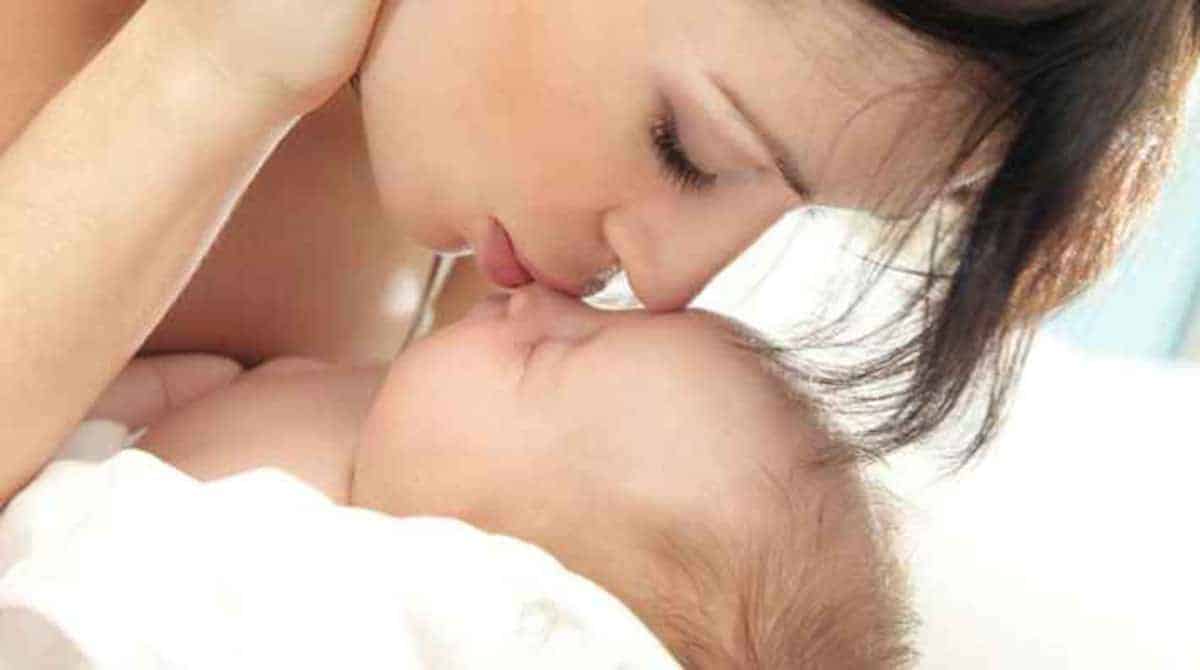 Целую маму спящую. Мама целует перед сном. Мама нюхает малыша. Мама целует ребенка перед сном. Мама целует сына перед сном.
