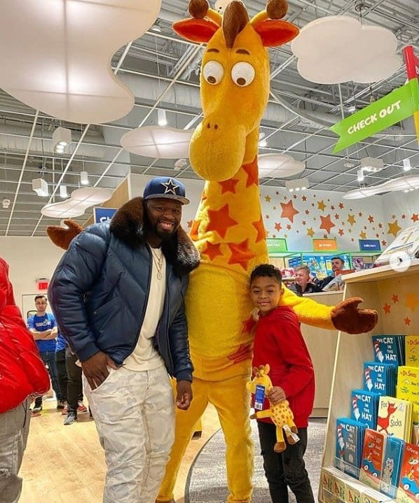 O cantor 50 Cent com seu filho na loja de brinquedos