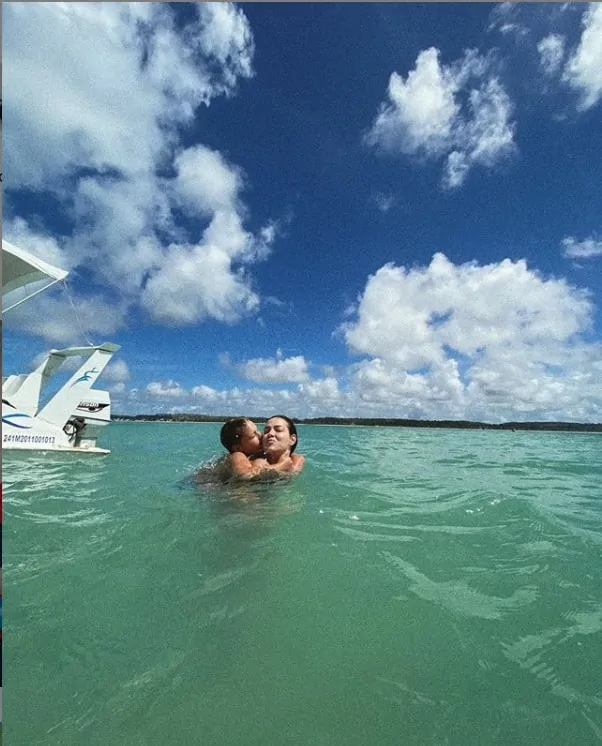 Carol Dantas passeando de barco com seu filho com Neymar