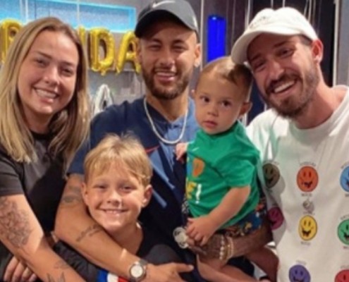 Carol Dantas celebrando o aniversário de seu filho com Neymar