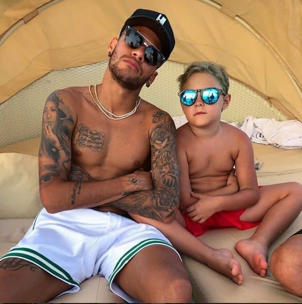 Neymar com Davi Lucca e o outro filho de Carol Dantas