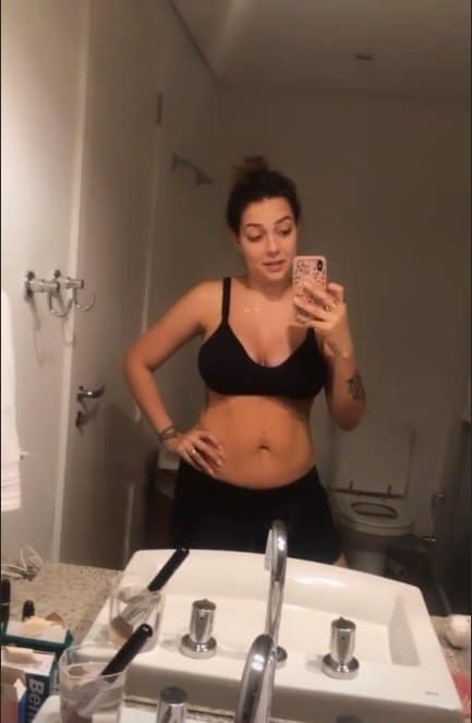 Carol Dantas mostrando a barriga um mês após o parto