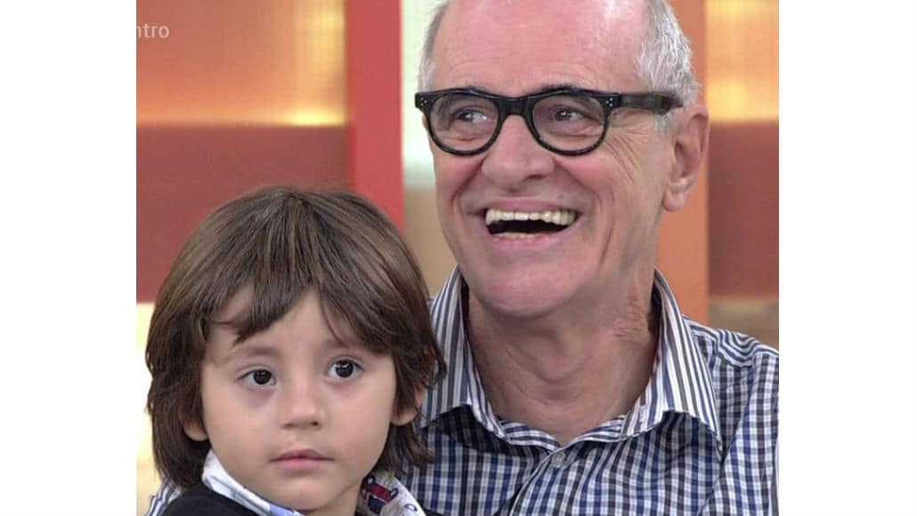 Marcos Caruso com o neto Bento no programa