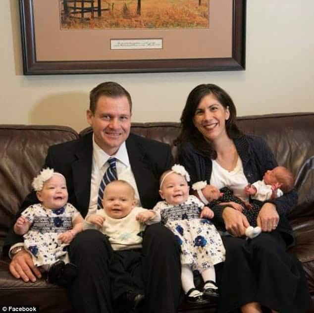 O casal com seus bebês trigêmeos e gêmeos
