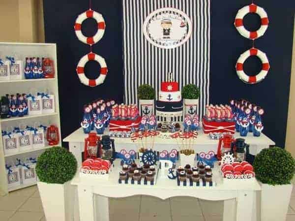 Uma sugestão para decorar um chá de bebê de menino sao temas como o de marinheiro