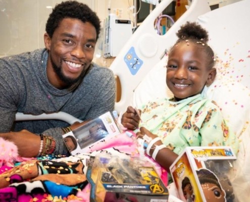 Chadwick Boseman visitando menina com câncer