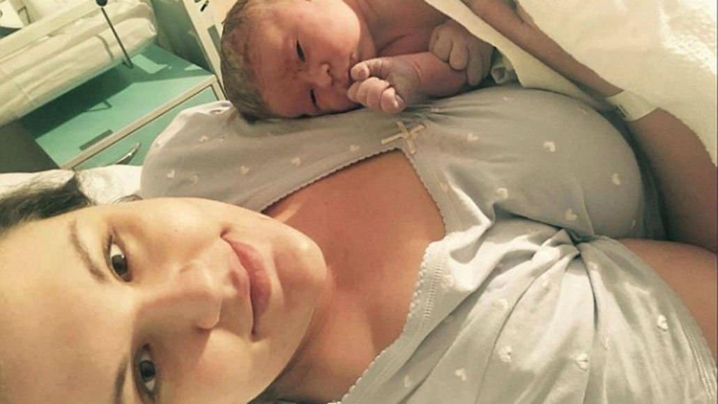 Charlotte Hawthrorn com o bebê Rory 