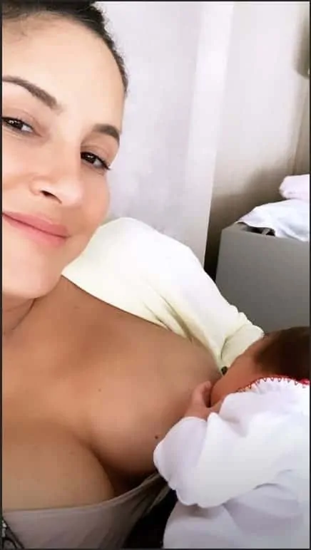 Claudia Leitte amamentando filha bebê