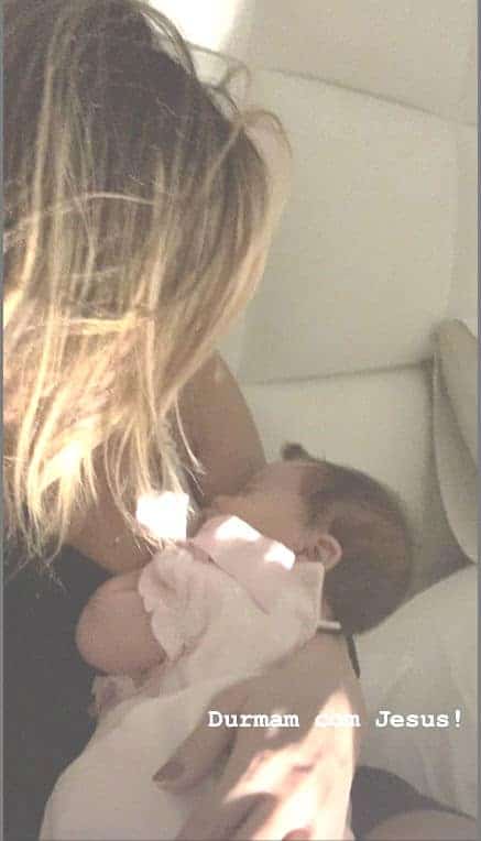Claudia Leitte com a bebê Bela de apenas um mês