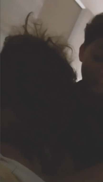 Filhos de Claudia Leitte beijam a barriga da mamãe 