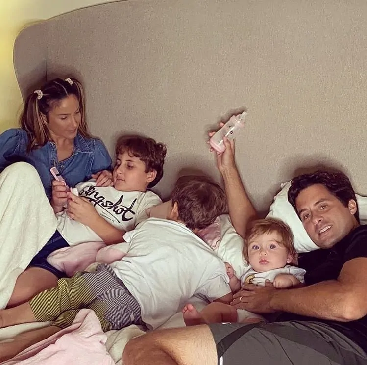 Claudia Leitte em casa com seu marido e os filhos