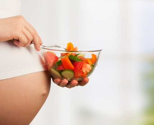 Entenda o que a gestante precisa comer para ajudar no desenvolvimento do bebê