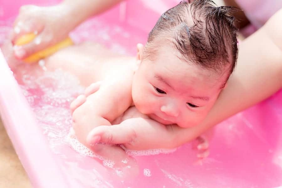 Aprenda a como dar banho em recém-nascido com segurança