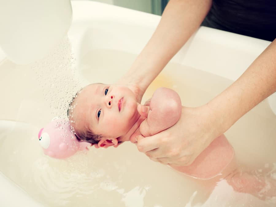 Veja a temperatura da água e como dar banho em recém-nascido