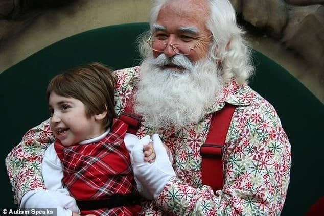 Em um ambiente mais calmo, as crianças especiais encontram o Papai Noel