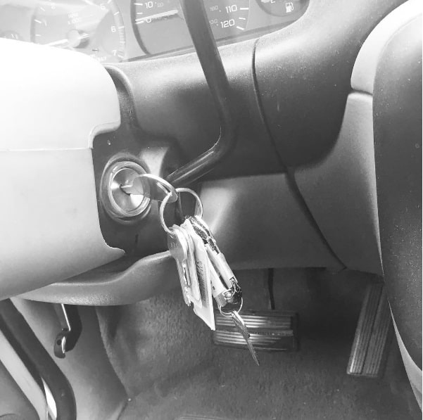 Fotos engraçadas mostram os efeitos do “cérebro de grávida” - tentar ligar o carro com a chave da casa