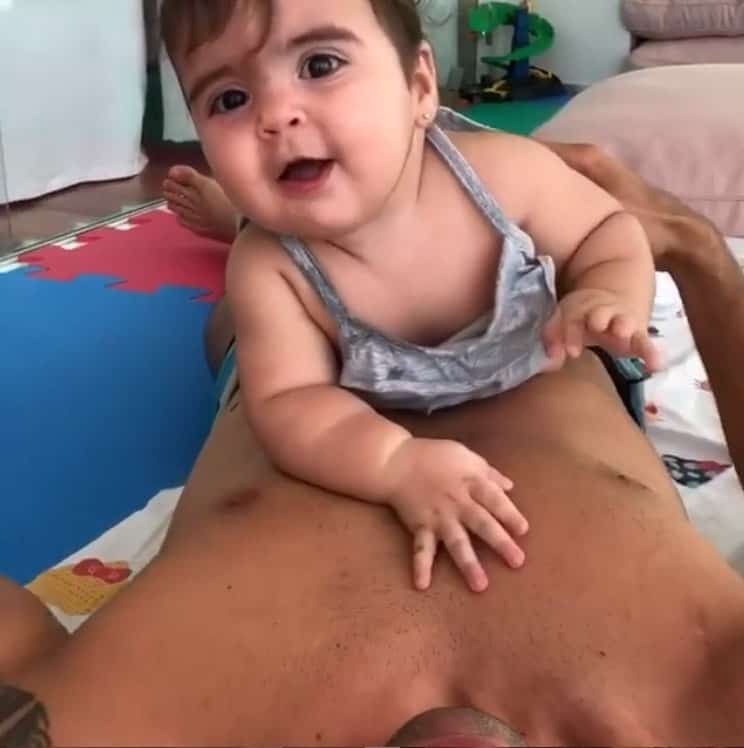 Bebê de Daniel Cady e Ivete Sangalo em brincadeira com o pai