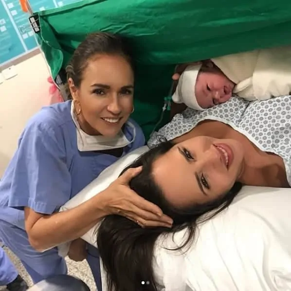 A recém-nascida Mel de Flor com sua mãe Giovana Povoas e Daniela Mercury