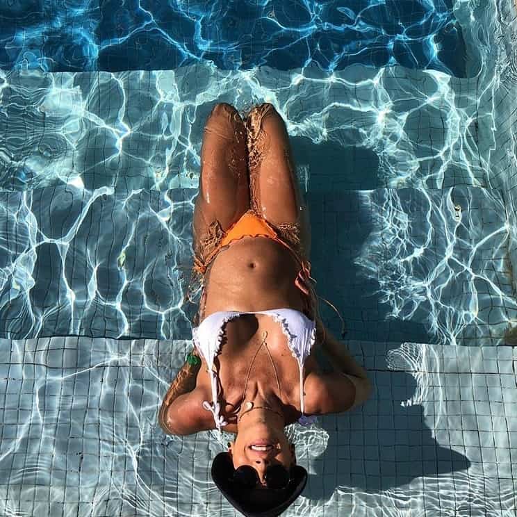 Dany Bananinha com sua barriga de grávida em dia na piscina