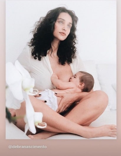 Débora Nascimento amamentando sua bebê