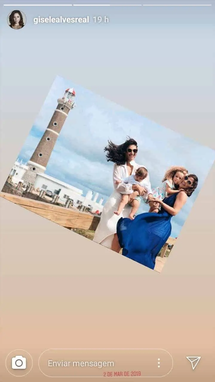 Débora Nascimento posta foto com a filha e amiga