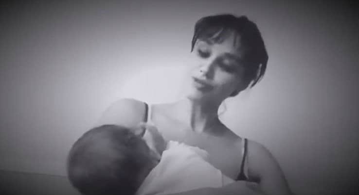 Débora Nascimento amamentando sua fofa bebê Bella