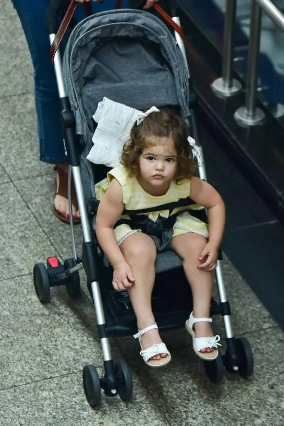 Bebê de Débora Nascimento e José Loreto no aeroporto
