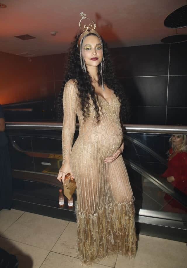 A futura mamãe Débora Nascimento grávida de sete meses participou do famoso Baile da Vogue no Hotel Unique em São Paulo