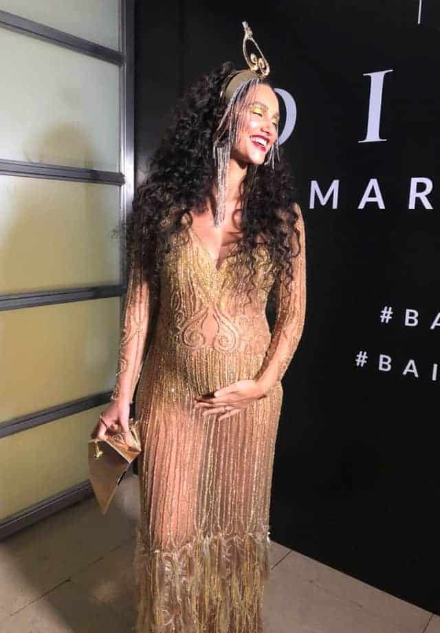 A futura mamãe Débora Nascimento grávida de sete meses participou do famoso Baile da Vogue no Hotel Unique em São Paulo
