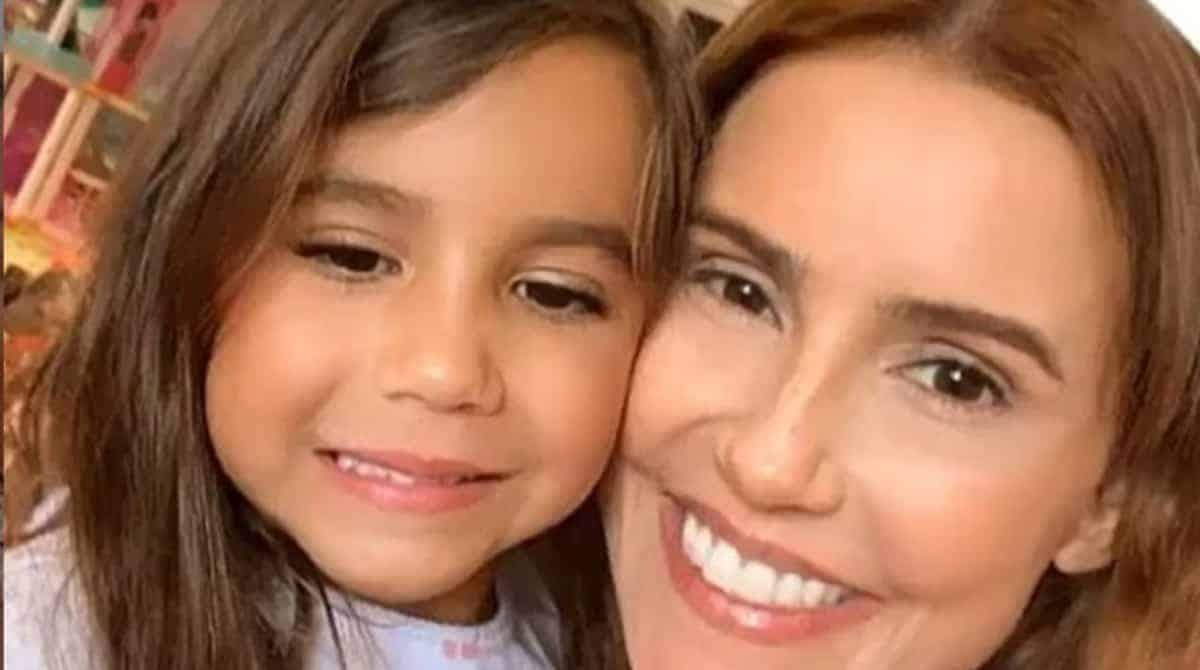 Deborah Secco mostrou detalhes do quarto da filha