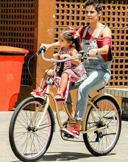 Maria Flor de carona na bicicleta da mamãe Deborah Secco