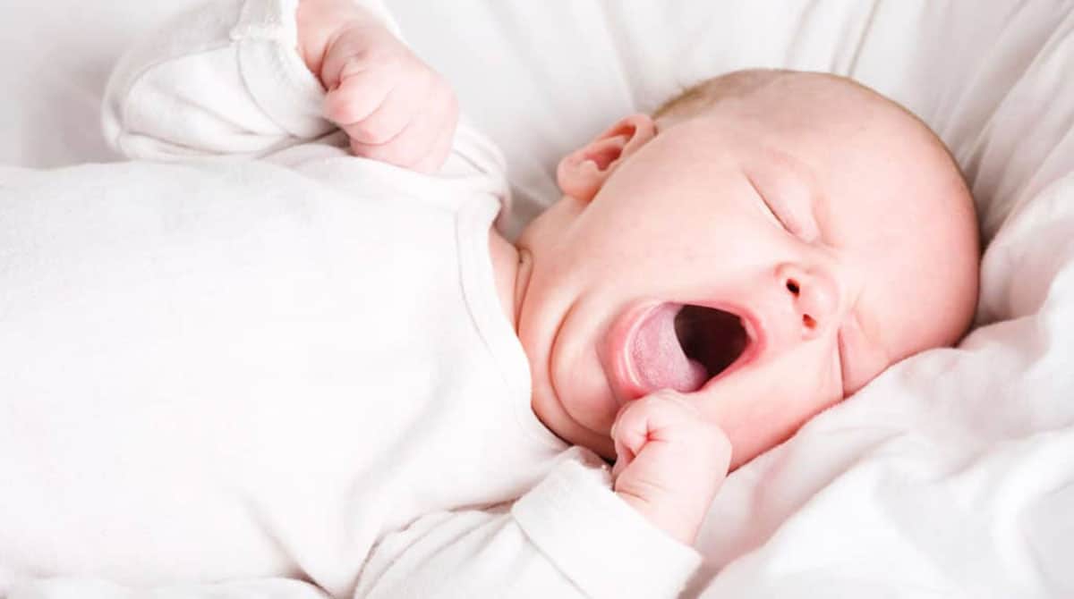 Ребенку 6 месяцев часто просыпается. Грудной ребенок плохо засыпает. Улыбки спящих малышей.