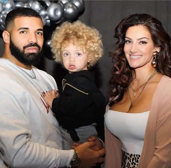 O rapper Drake com seu bebê e a mãe de seu filho