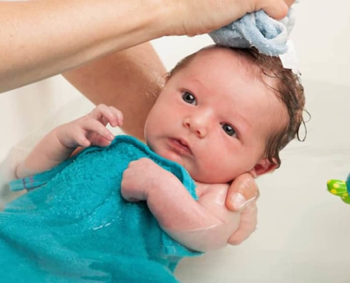 Saiba como dar banho no bebê com segurança