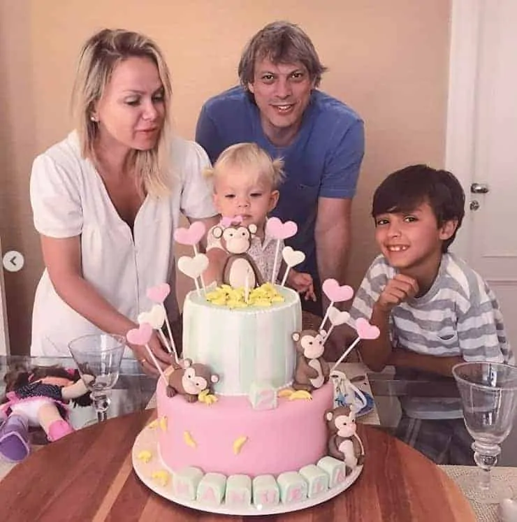 Eliana com o noivo e o filho mais velho celebrando o aniversário de Manuela