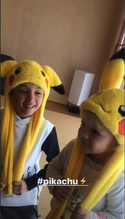 Filhos de Eliana com suas fantasias de Pikachu