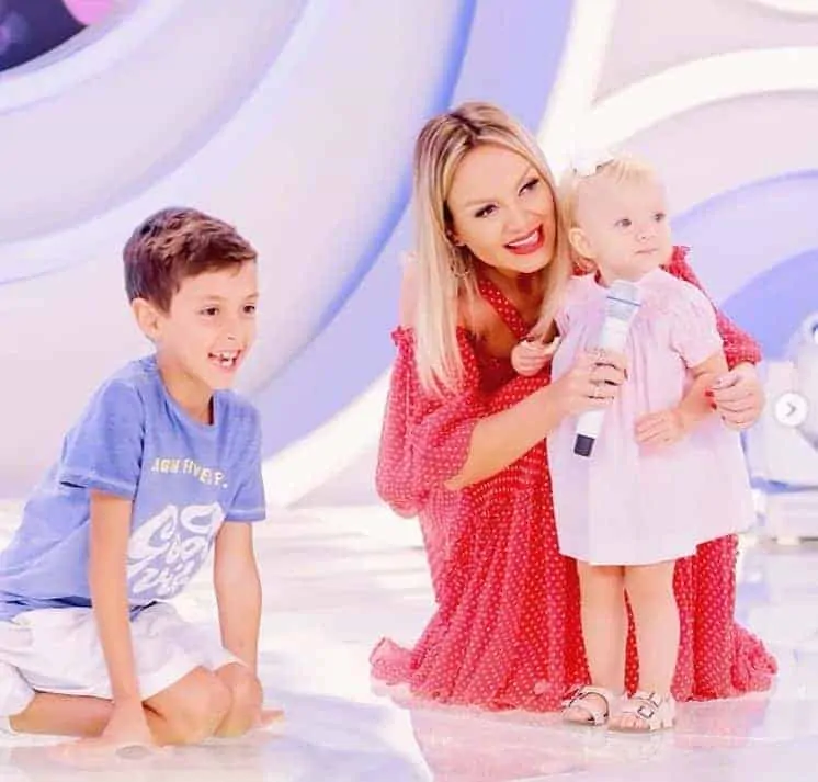 Eliana com os filhos na TV