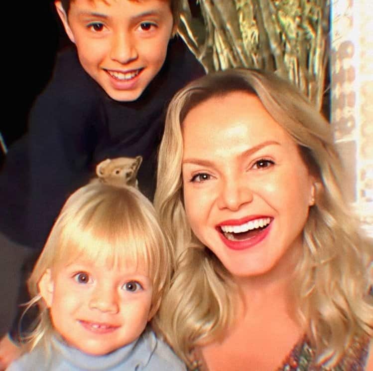 Eliana posa com os dois filhos pequenos: "que lindezas!"