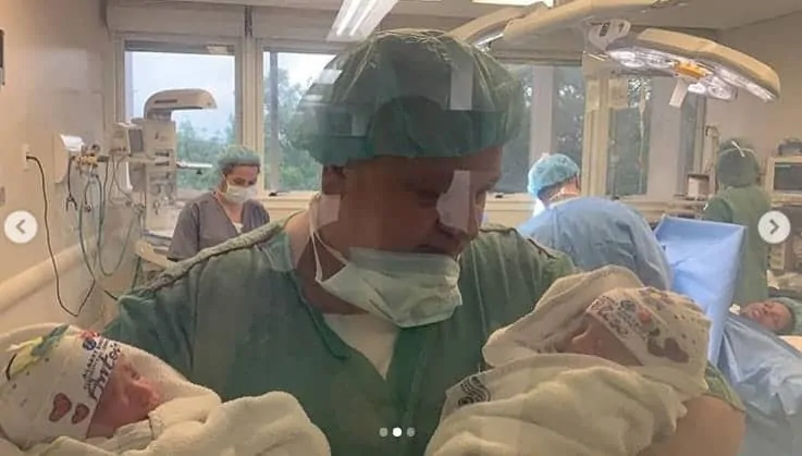 O papai Erick Jacquin com seus gêmeos no colo
