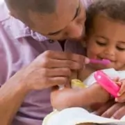 Aprenda como escovar os dentes do bebê