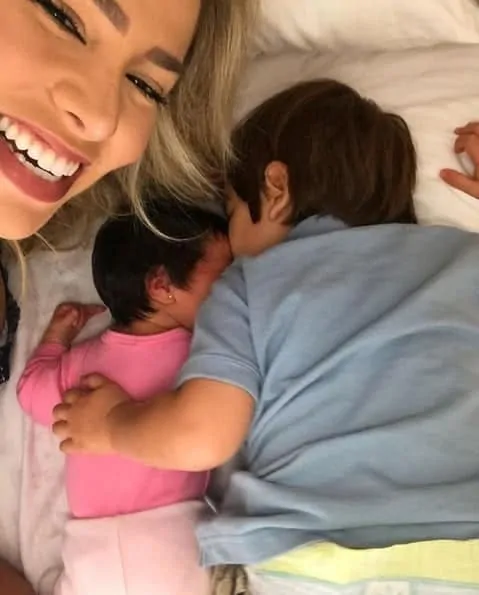 A mamãe Adriana Sant´Anna e seus filhos Linda e Rodrigo